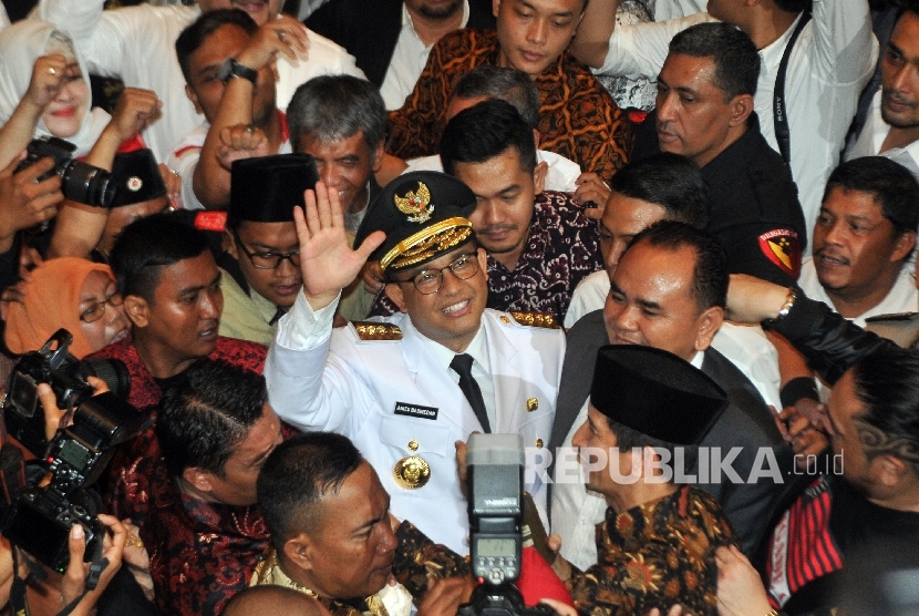 Governor of DKI Jakarta Anies Baswedan waves his hands to the crowds over the handover of the post of Governor and Vice Governor of DKI Jakarta in 2017-2022 at City Hall, Jakarta, Monday (October 16).
