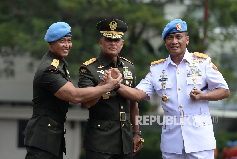 Sertijab Komandan Paspampres. (dari kiri) Mayjen TNI Andika Perkasa, Panglima TNI Jenderal Gatot Nurmantyo, dan Komandan Paspampres Brigjen TNI (Mar) Bambang Suswantono berjabat tangan komando usai Upacara Serah Terima Jabatan di Markas Komando Paspampres,