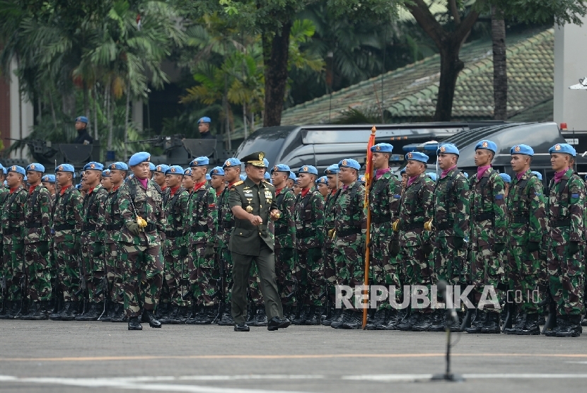 Panglima TNI Jenderal Gatot Nurmantyo memeriksa pasukan.
