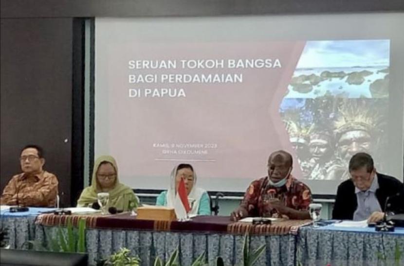  Sejumlah tokoh kemanusiaan dan pemuka agama menyampaikan pernyataan sikap soal Papua di Jakarta, Kamis (9/11/2023). 