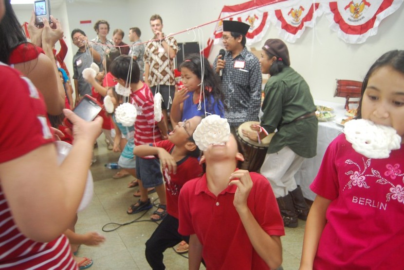 Serunya lomba makan kerupuk di Hawaii.