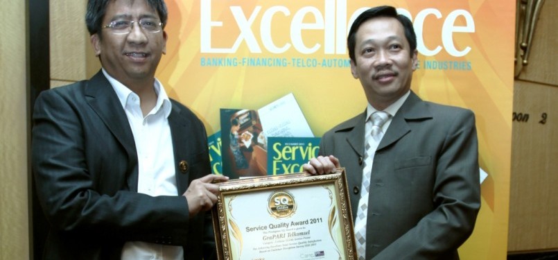 Servie Quality Award: Executive VP Sales Operations Telkomsel Hendri Mulya Sjam (kiri) dan Deputy VP Customer Touch Point Primadi K. Putra seusai menerima Service Quality Award 2011 pada malam penganugerahan yang berlangsung di Jakarta (11/5)