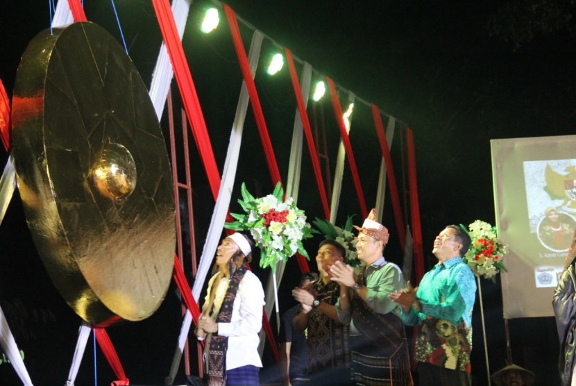 Sesditjen PDTU kemendes PDTT Sugito membuka Festival Ende.