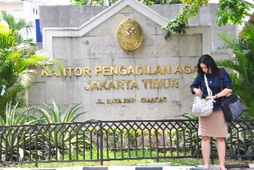 Seseorang berdiri di depan Pengadilan Agama Jakarta Timur (ilustrasi).