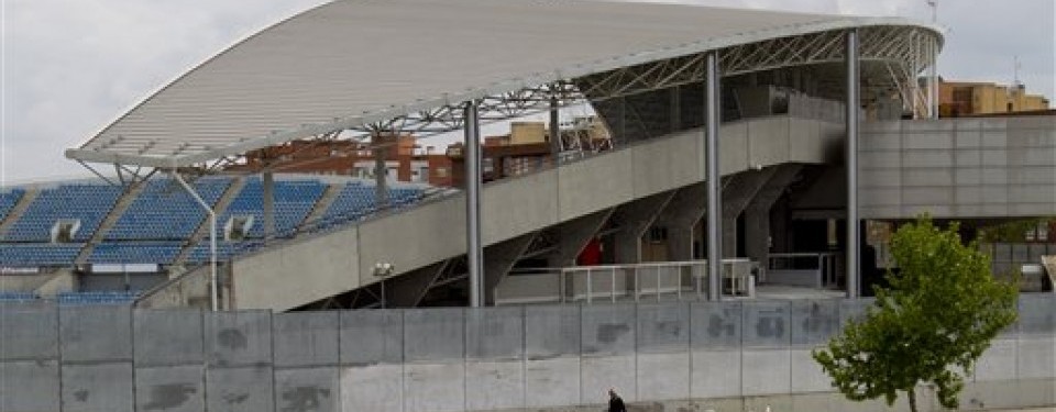 Seseorang berjalan di lingkungan Stadion Coliseum Alfonso Perez milik Getafe.