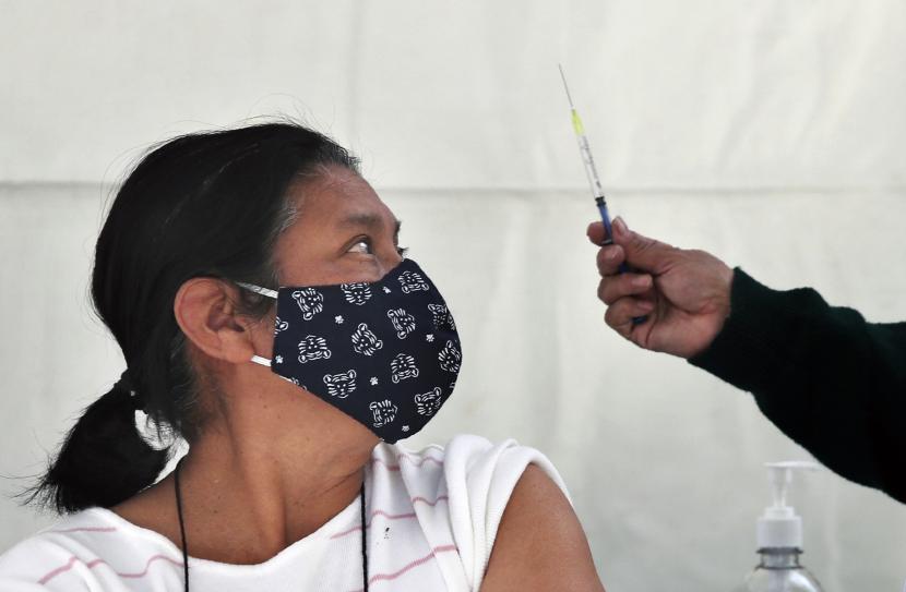 Seseorang bersiap untuk mendapatkan suntikan vaksin AstraZeneca melawan COVID-19 di daerah Magdalena Contreras di Mexico City, Senin, 15 Februari 2021, ketika Meksiko mulai memvaksinasi orang yang berusia di atas 60 tahun untuk melawan virus corona baru.