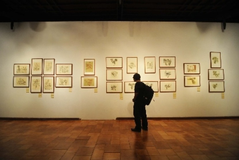 Seseorang melihat-lihat pameran lukisan di Jakarta.