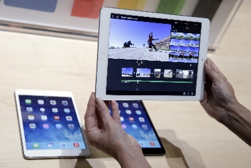 Seseorang menggenggam tablet keluaran Apple, iPad.