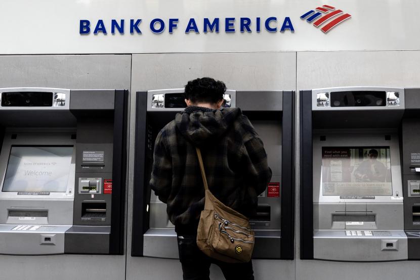 Seseorang menggunakan ATM Bank of America di Los Angeles, California, AS, 17 Maret 2023. Menyusul runtuhnya Silicon Valley Bank, Bank of America telah melihat aliran masuk deposito lebih dari 15 miliar dolar di tengah kekhawatiran akan ambruknya sistem perbankan AS.