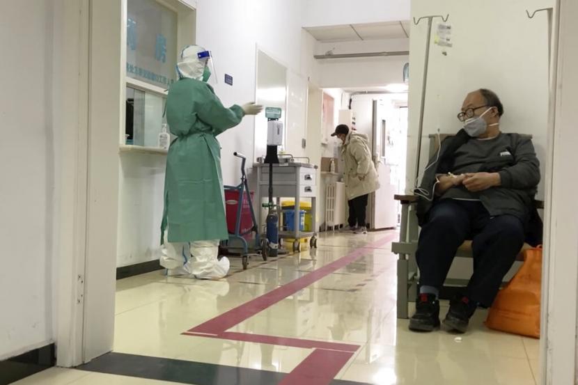  Seseorang menunggu di lorong klinik demam di Rumah Sakit Puren di Beijing, Rabu, 14 Desember 2022. Tahun depan, China diprediksi mencatat lebih dari satu juta kematian akibat Covid-19.