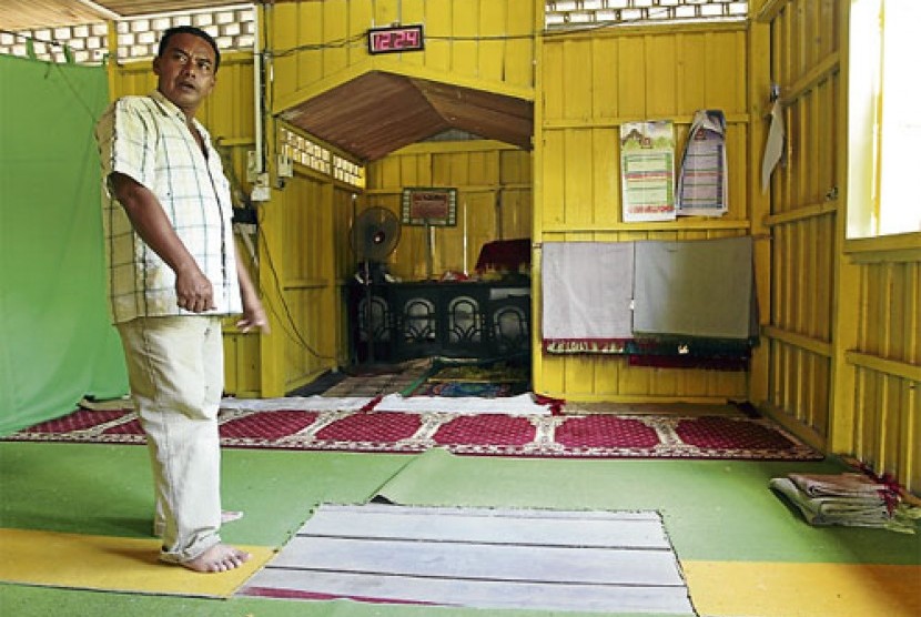 Seseorang menunjukkan posisi Abdullah Nawang (77) saat dibunuh di surau Kampung Gual Petai Lima, Gual Ipoh, Tanah Merah, Malaysia.