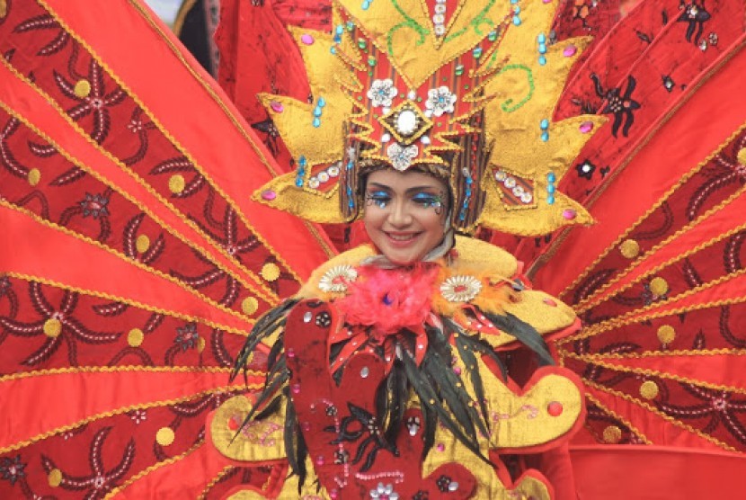Seseorang tampil dalam Garut Intan Carnival.