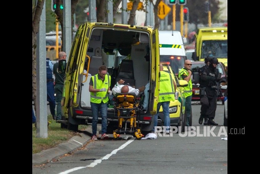 Seseorang yang terluka dimasukkan ke dalam ambulans setelah penembakan yang mengakibatkan banyak kematian dan cedera di Masjid Al Noor di Deans Avenue di Christchurch, Selandia Baru, (15/3 2019). 