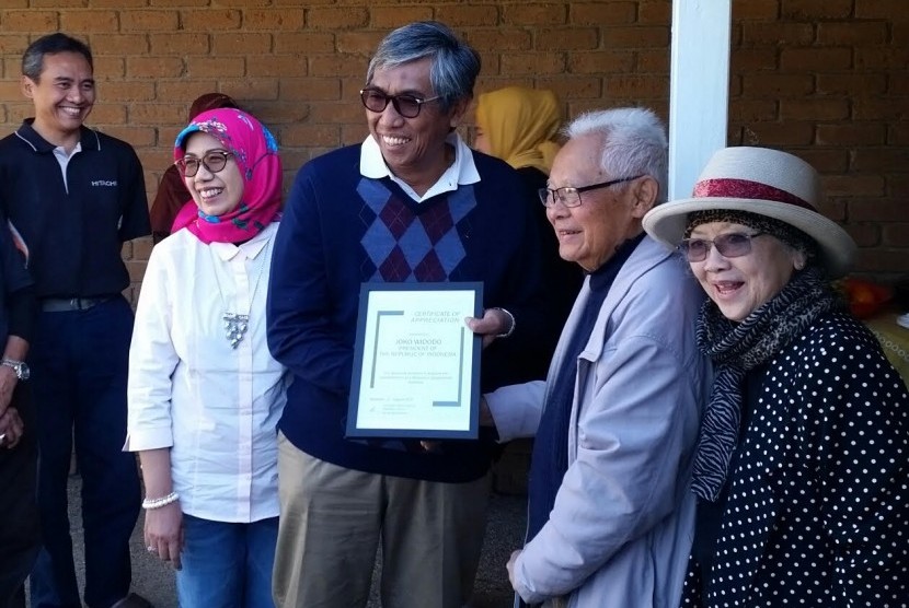 Sesepuh masyarakat Muslim Brisbane, Australia,  Iman Partoredjo (kedua dari kanan)  menyerahkan piagam penghargaan ditujukan kepada Presiden Joko Widodo yang diterima oleh Wamenkeu  Mardiasmo.