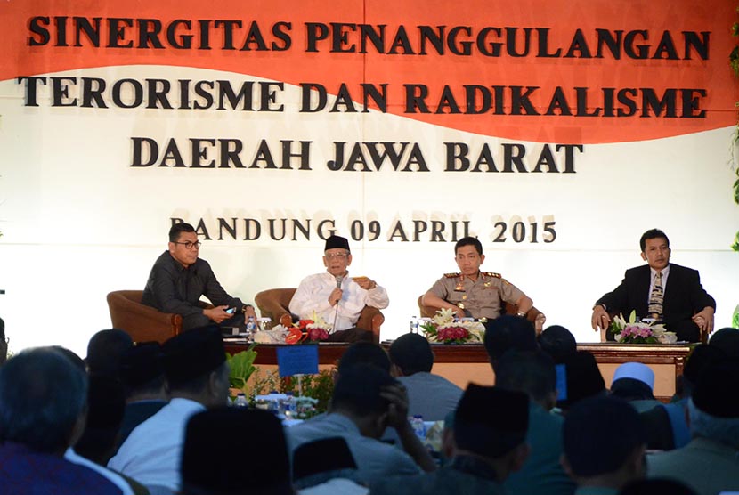   Sesepuh NU Hasyim Muzadi (kedua kiri) tampil sebagai pembicara pada Deklarasi Penolakan ISIS di Jabar di Graha Bhayangkara, Jl Cicendo, Kota Bandung, Kamis (9/4).