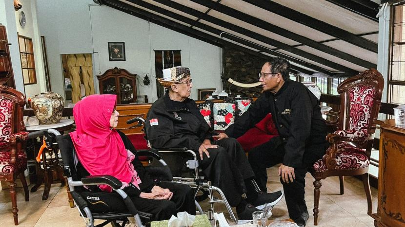 Sesepuh warga sunda yang juga Gubernur Jawa Barat tahun 1970-1975 Solihin GP di dampingi istrinya saat menerima tamu di kediamannya.