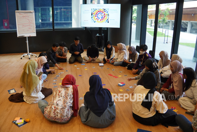 Sesi bermain peran Buddy Pekerti di Gelanggang Inovasi dan Kreativitas Universitas Gadjah Mada (GIK UGM), DIY, Sabtu (3/5/2025).
