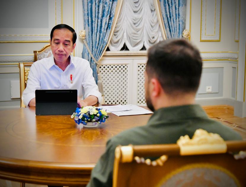 Pertemuan empat mata antara Presiden Jokowi dengan Presiden Zelenskyy di Istana Maryinsky, Kyiv.