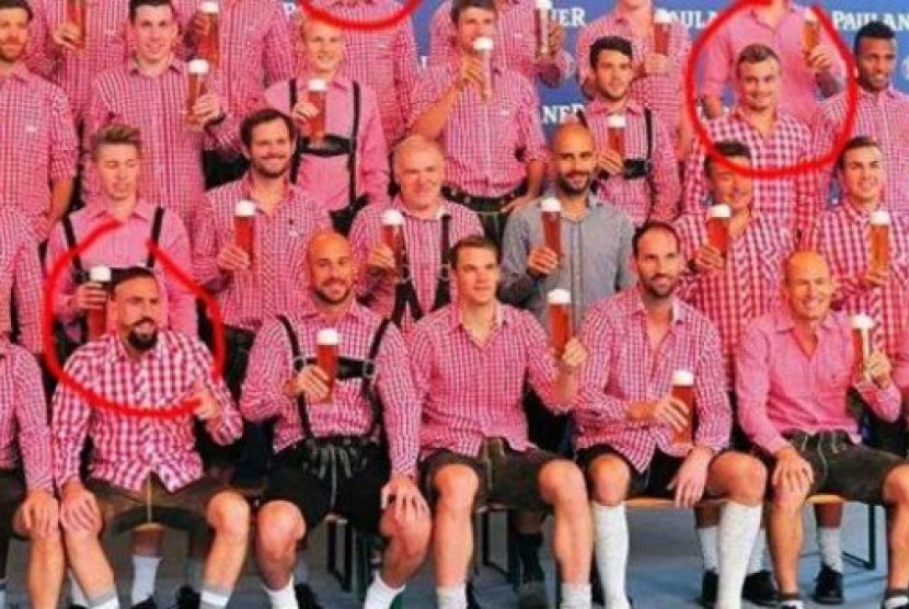 Sesi foto bersama skuat Bayern Muenchen mengenakan kostum Bavaria.