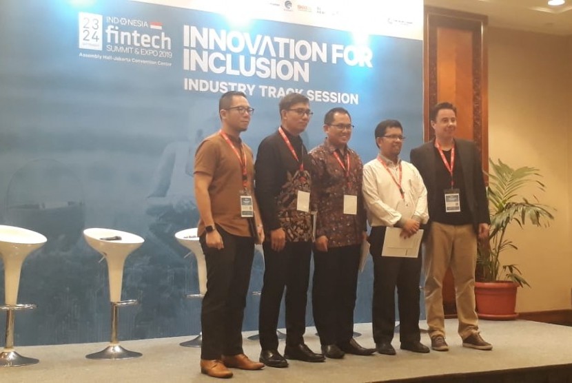 Sesi panel diskusi Boosting Global Finance Through Fintech, dalam Indonesia Fintech Summit & Expo, di Jakarta Convention Center, Senin (23/9). 