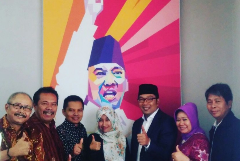 Sesjen MPR Ma'ruf Cahyono bertemu dengan walikota Bandung Ridwan Kamil di ruang kerja walikota Bandung membicarakan persiapan Peringatan Pidato 1 Juni.