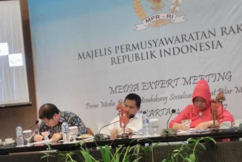 Sesjen MPR Ma'ruf  Cahyono (tengah), Kepala Biro Humas MPR Siti Fauziah (kanan) dalam media expert meeting yang diselenggarakan MPR di Yogyakarta, Senin (15/5).