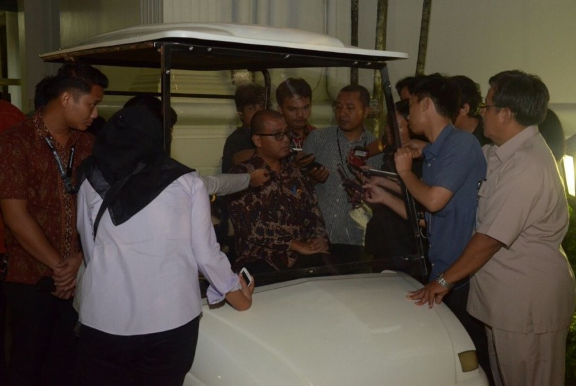 Seskab Andi Widjajanto menjawab wartawan seusai Sidang Kabinet Paripurna, di Istana Negara, Jakarta, Senin (13/4) malam.