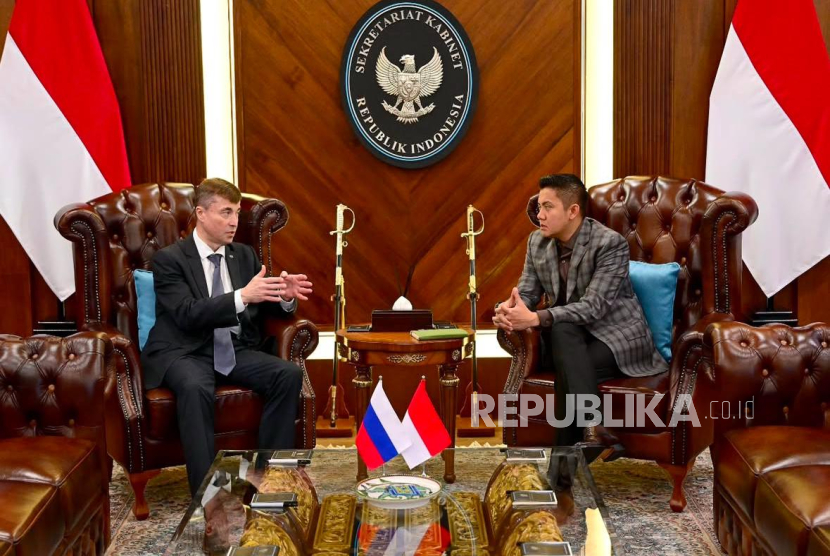 Seskab Letkol Inf Teddy Indra Wijaya berbincang dengan Dubes Rusia untuk RI Sergei G Tolchenov.