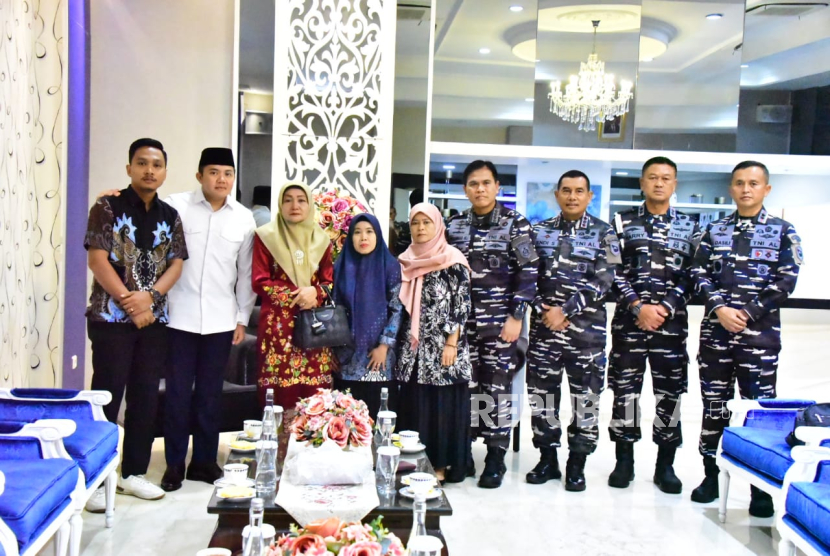 Seskab Letkol Inf Teddy Indra Wijaya dan KSAL Laksamana Muhammad Ali bertemu ahli waris prajurit TNI AL yang meninggal dalam rangkaian HUT Ke-80 TNI.