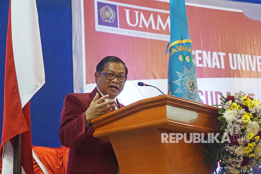  Seskab Pramono Anung menyampaikan orasi saat  gelaran Wisuda ke-85 Universitas Muhammadiyah Malang (UMM) di UMM Dome, 