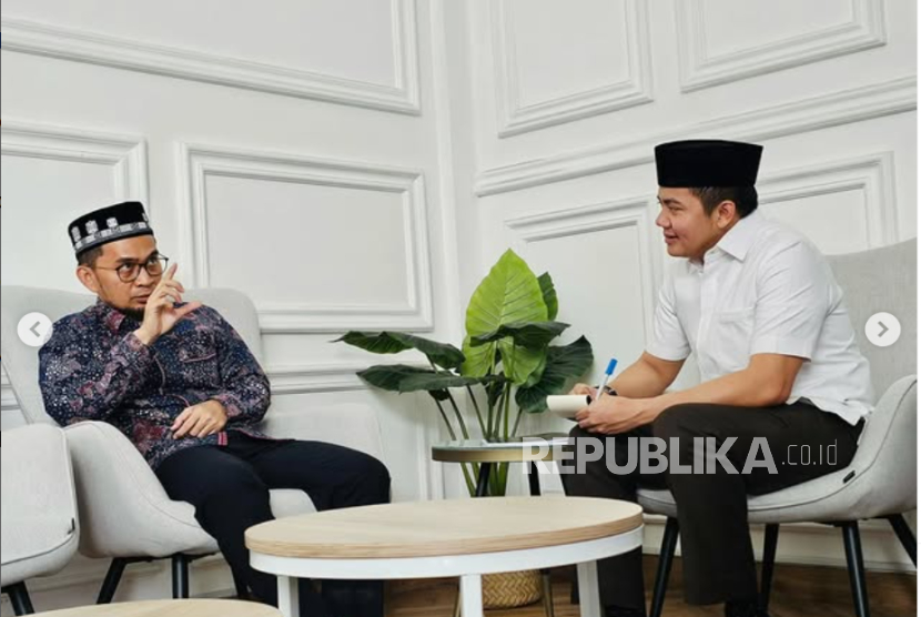 Seskab Teddy berdiskusi dengan Ustaz Adi Hidayat.