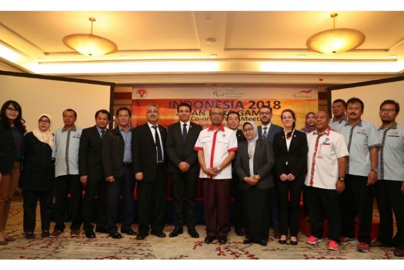 Sesmenpora Gatot Dewa Broto (tengah baju putih) membuka secara resmi rakor persiapan Asian Para Games 2018 di Jakarta, Kamis (16/3)..