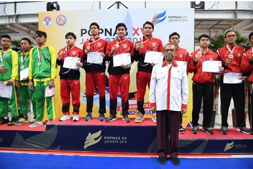 Sesmenpora, Gatot S Dewa Broto menyerahkan medali dalam salah satu cabang di Popnas XV, Jakarta, Rabu (20/11).