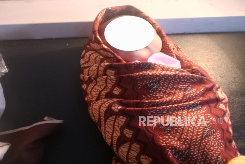 Bayi Baru Lahir Ditemukan di Tengah Rongsokan, Polisi Cari Pelakunya