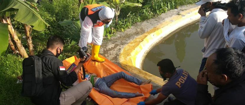 Sesosok mayat perempuan ditemukan di kolam ikan milik warga Kelurahan Sukamaju Kaler, Kecamatan Indihiang, Kota Tasikmalaya, Ahad (26/7).