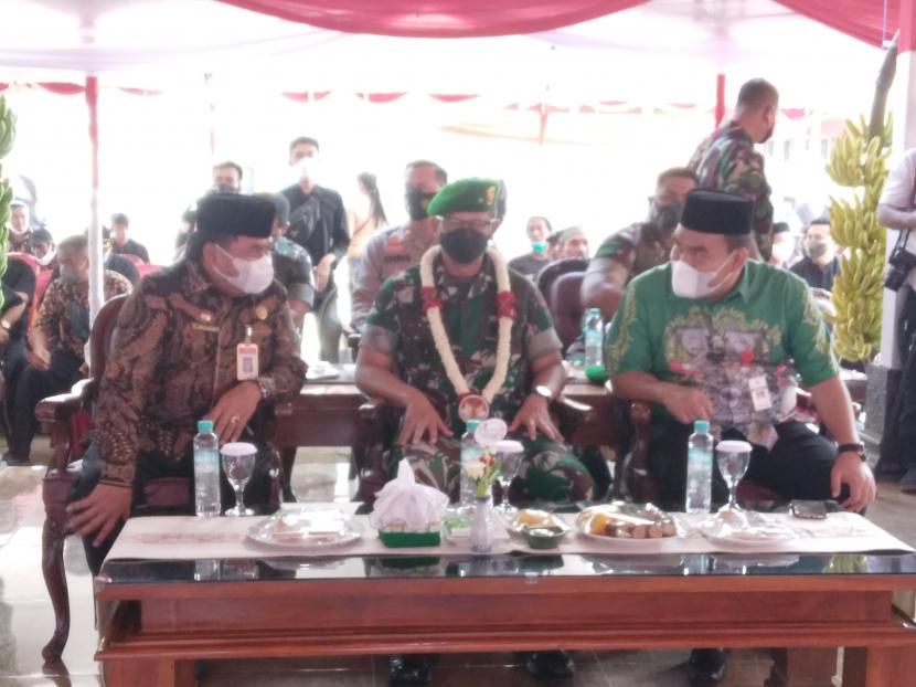 BPIP Apresiasi Pencanganan Kampung Pancasila oleh TNI di Blora. Foto: Sestama BPIP DR Karjono (kiri) saat berdiskusi dengan Bupati Blora Arief Rohman (kanan) dan Kasdam IV Diponegoro Brigjen TNI Parwito (tengah) di sela acara peresmian Kampung Pancasila di Kabupaten Blora, Jawa Tengah, Sabtu (26/3/2022).