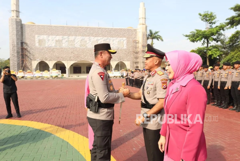 Setah terima jabatan Kapolda Banten dari Irjen Suyudi Ario Seto kepada Brigjen Hengki di Mapolda Banten, Kota Serang, Senin (18/8/2025).