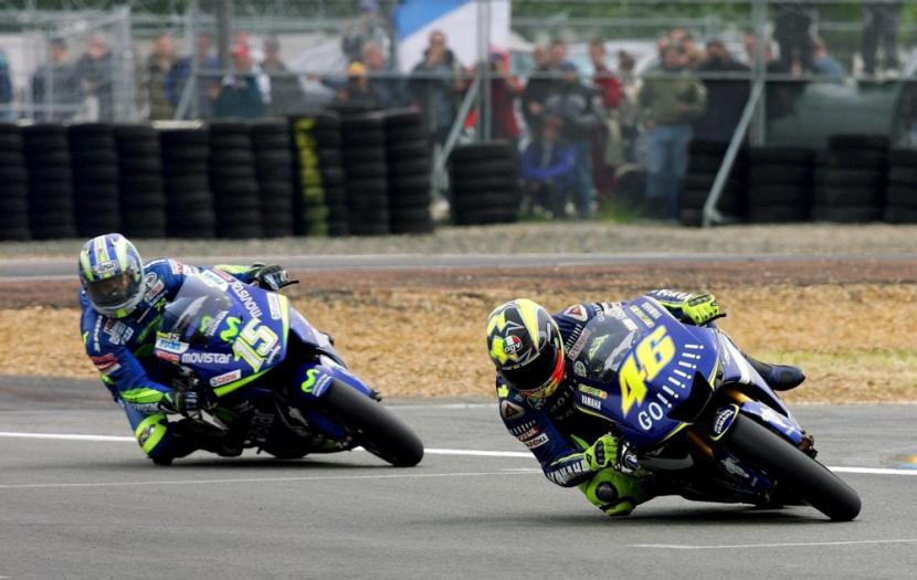 Sete Gibernau (kiri) ketika berupaya mengejar rival abadinya di MotoGP Valentino Rossi (kanan) dalam sebuah balapan pada musim 2004.