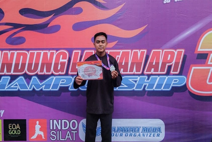 Setelah 3 mahasiswa Universitas BSI (Bina Sarana Informatika) kampus Tasikmalaya, meraih medali pada turnamen pencak silat Bandung Lautan Api Championship 3, sekarang giliran Alif Ardian, yang juga meraih medali pada turnamen tersebut.