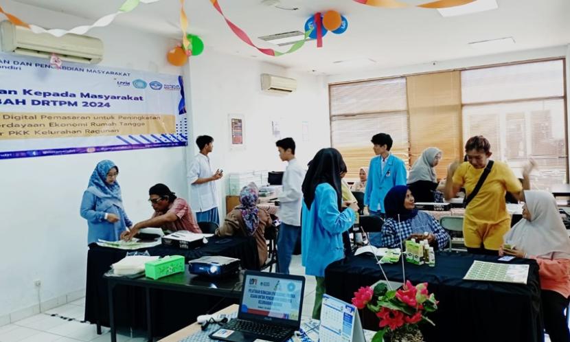 Setelah awal Agustus melakukan FGD (Focus Group Discussion), kini Dosen Universitas Nusa Mandiri (UNM) penerima hibah Program Direktorat Riset, Teknologi, dan Pengabdian kepada Masyarakat (DRTPM) melaksanakan langkah konkret dalam mendukung perekonomian lokal melalui inovasi digital. 