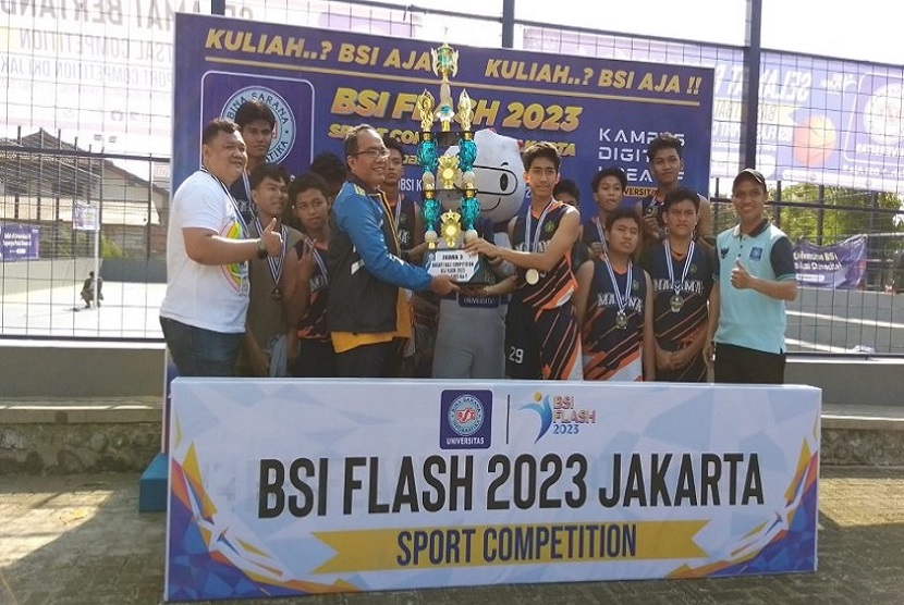 Setelah berhasil mengalahkan SMAN 84 Jakbar dengan skor 19-13, MAN 5 Jakarta berhasil mengantongi titel Juara 3 Basketball Competition BSI Flash 2023 DKI Jakarta.