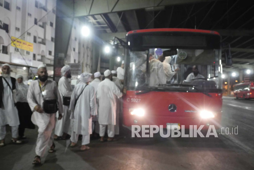 Setelah berhenti beroperasi menjelang wukuf, bus shalawat yang mengantarkan jamaah haji menuju Masjidil Haram, kembali beroperasi sejak Jumat (16/9). (Republika/Amin Madani)