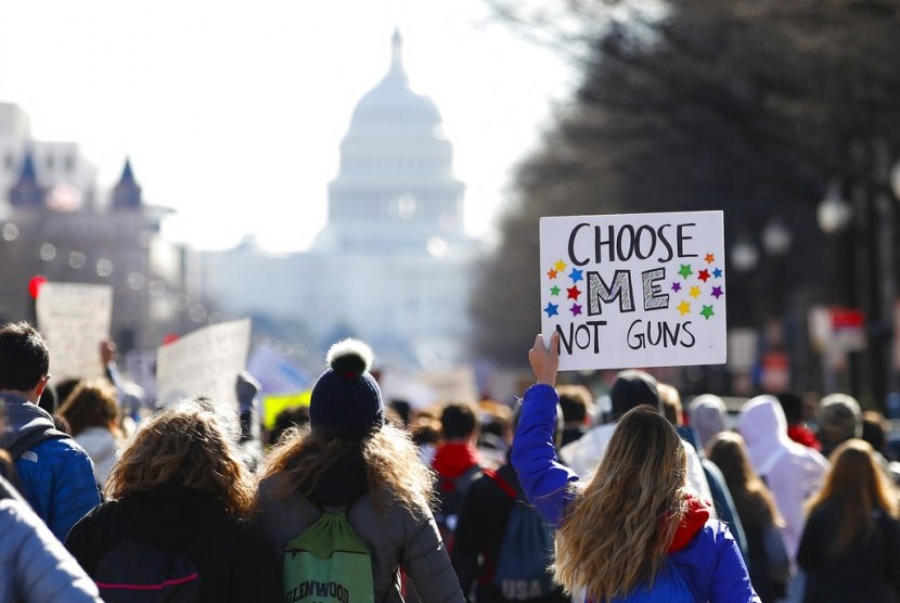 Setelah berunjuk rasa di Gedung Putih, pelajar menuju Capitol Hill, Rabu (14/3). Demo pelajar terbesar di AS ini meminta perhatian atas kekerasan menggunakan senjata di sekolah.