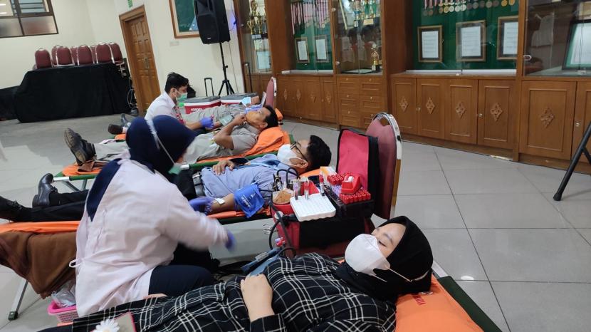  Setelah dua tahun vakum karena pandemi, Perguruan Islam Al-Azhar Kelapa Gading bekerja sama dengan Majelis Penunjang Program Sekolah (MPPS) Al-Azhar Kelapa Gading kembali menggelar donor darah.