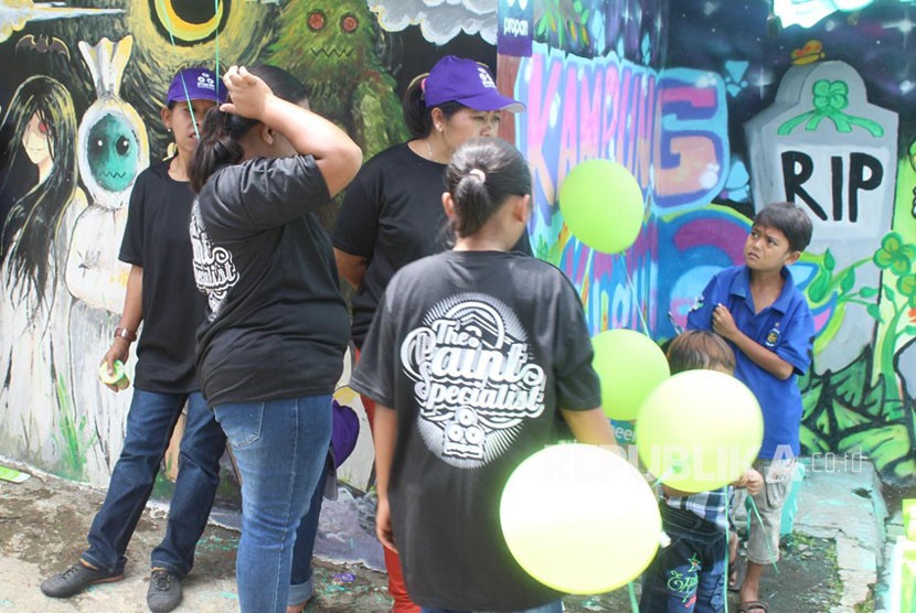 Anak dan para remaja Kelurahan Kasin, Kota Malang ikut meresmikan Kampung Keramat sebagai destinasi wisata tematik baru.