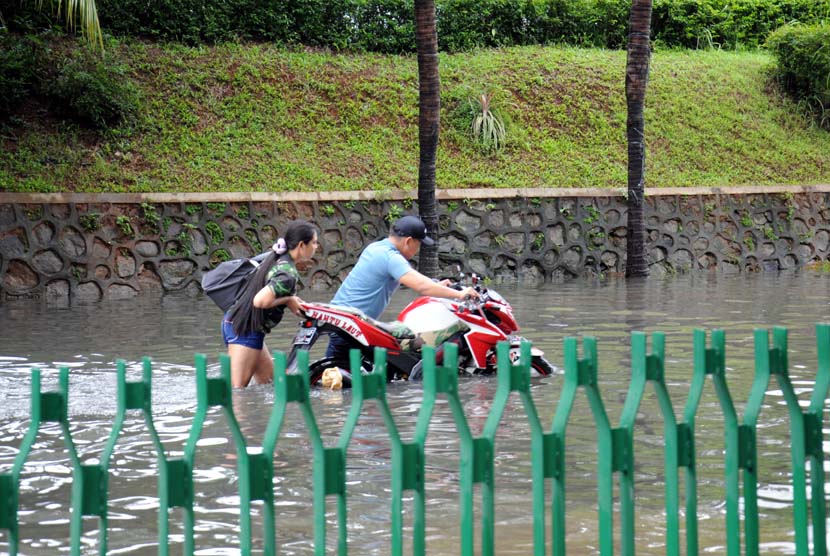  Genangan air banjir yang mencapai ketinggian sekitar 30 cm lebih di Jalan Industri Raya, Jakarta Pusat, Selasa (10/2).  (foto: MgROL_34)