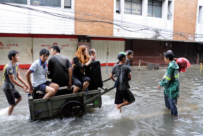  Genangan air banjir yang mencapai ketinggian sekitar 30 cm lebih di Jalan Industri Raya, Jakarta Pusat, Selasa (10/2).  (foto: MgROL_34)