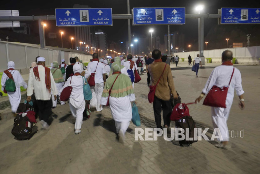 Setelah mabit di Mina, sebagian jamaah haji Indonesia memilih untuk kembali ke hotel di Makkah, Selasa (13/9) dini hari. (Republika/ Amin Madani)