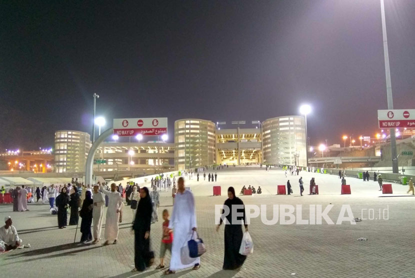 Setelah mabit di Mina, sebagian jamaah haji memilih untuk kembali ke hotel di Makkah, Selasa (13/9) dini hari. (Republika/ Amin Madani)