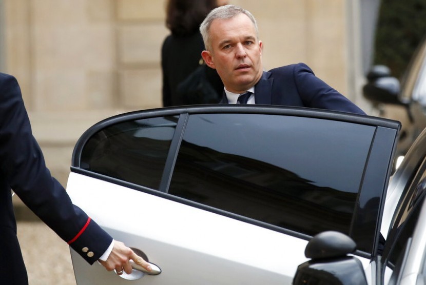 Setelah media Prancis mengungkapkan gaya hidupnya yang mewah, Menteri Lingkungan Prancis Francois de Rugy mengundurkan diri.
